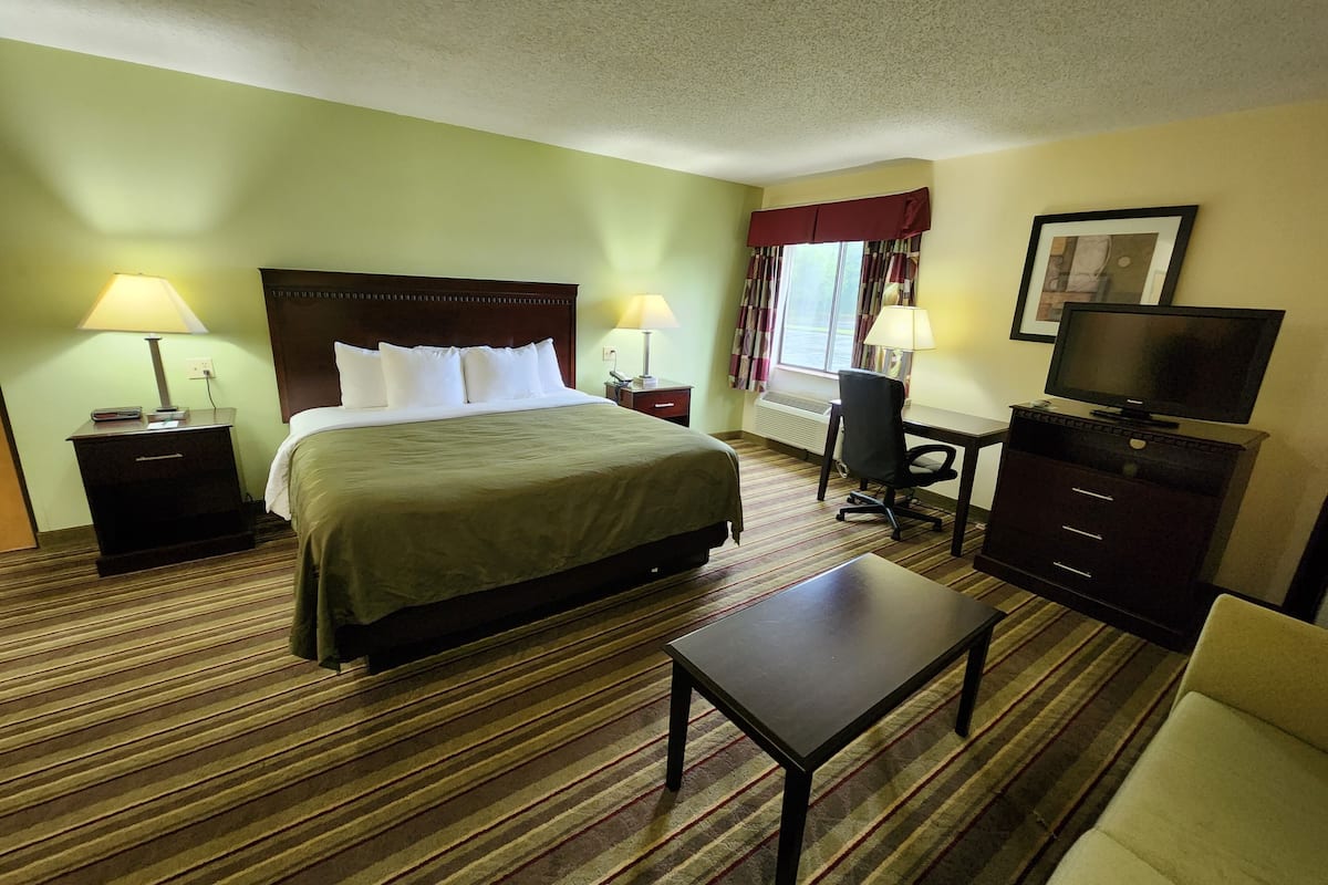 suite, 1 king bed, jetted tub | desk, laptop workspace, soundproofing, iron/ironing board