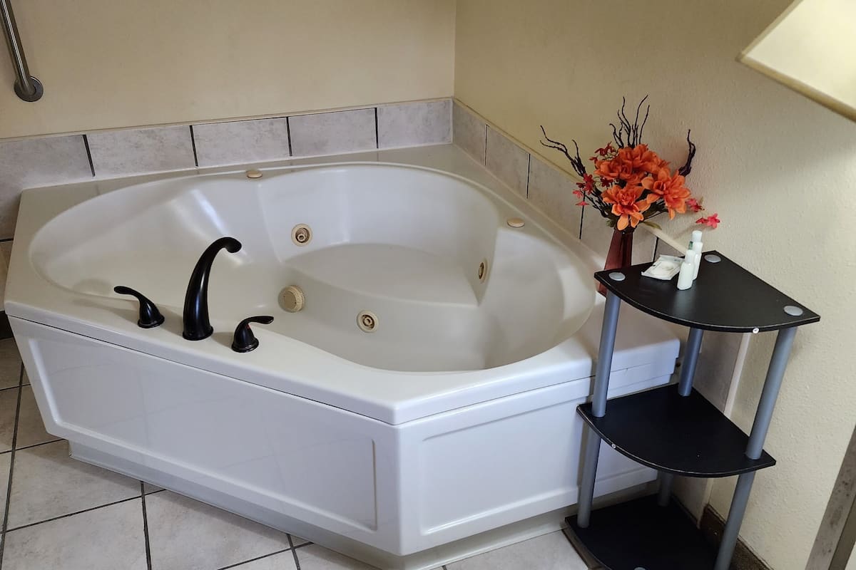 suite, 1 king bed, jetted tub | jetted bathtub