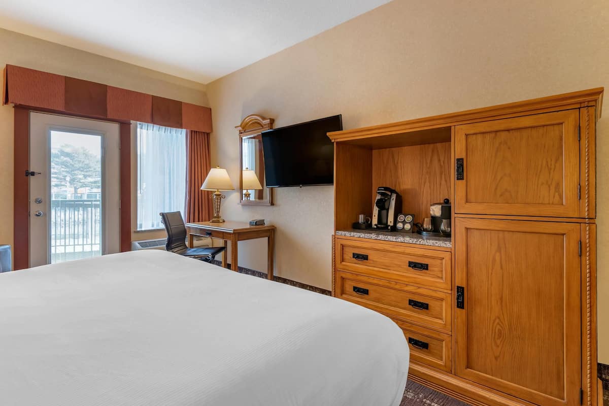 Premium bedding, desk, iron/ironing board, free cots/infant beds