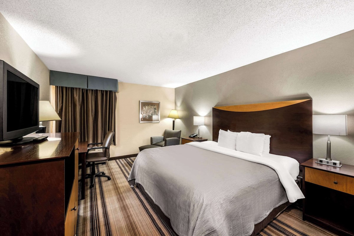 1 King Bed, Non-Smoking, Accessible | Desk, blackout drapes, iron/ironing board, free WiFi