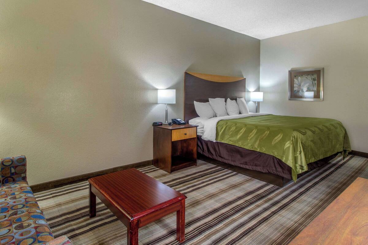 1 King Bed, Non-Smoking | Desk, blackout drapes, iron/ironing board, free WiFi