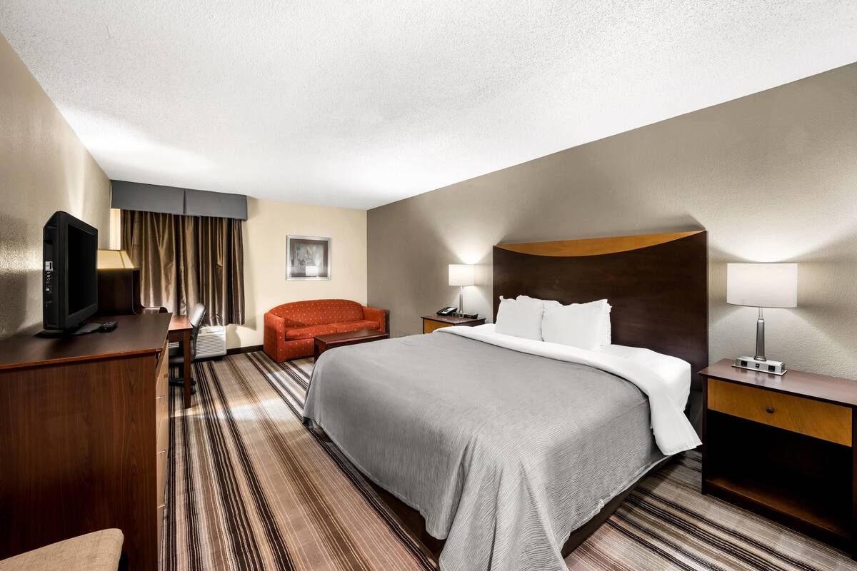 1 King Bed, Non-Smoking | Desk, blackout drapes, iron/ironing board, WiFi (free)