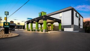 A Qdoba restaurant with a covered outdoor seating area and a clear sky. - Quality Inn Bulls Gap (Bulls Gap)