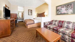 Une chambre d’hôtel équipée d’un lit, d’un canapé, d’un bureau et d’une télévision.