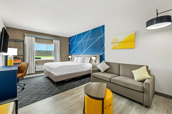 Suite, 1 kingsize-seng med sovesofa, tilgjengelighetstilpasset, ikke-røyk | 1 soverom, sengetøy av topp kvalitet og senger med overmadrass