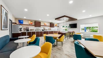 Free buffet breakfast on weekdays