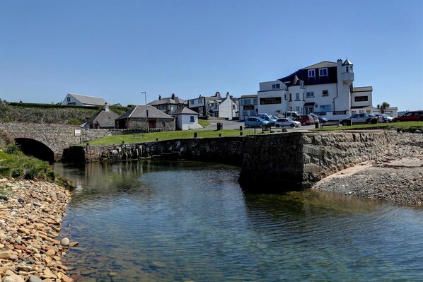Kostenlose Toilettenartikel, Haartrockner, Handtücher