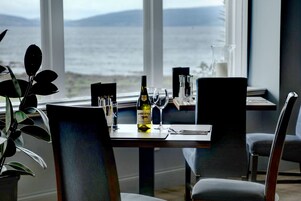 供应早餐（每人 GBP 12.50）