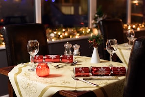 Petit-déjeuner et dîner servis sur place, vue sur la piscine 