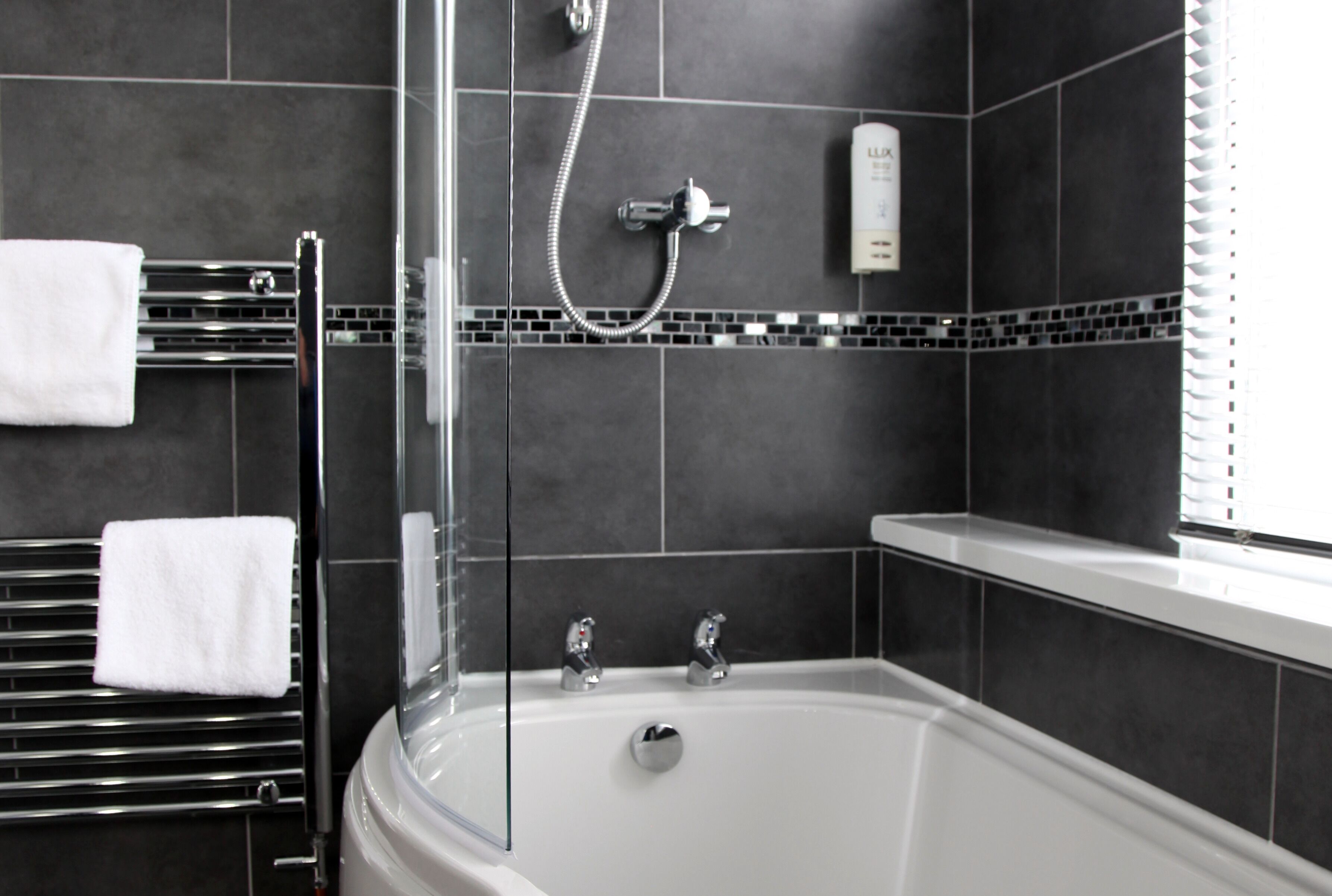 deluxe room, 1 double bed, non smoking | bathroom | combined shower/bathtub, free toiletries, hair dryer, towels