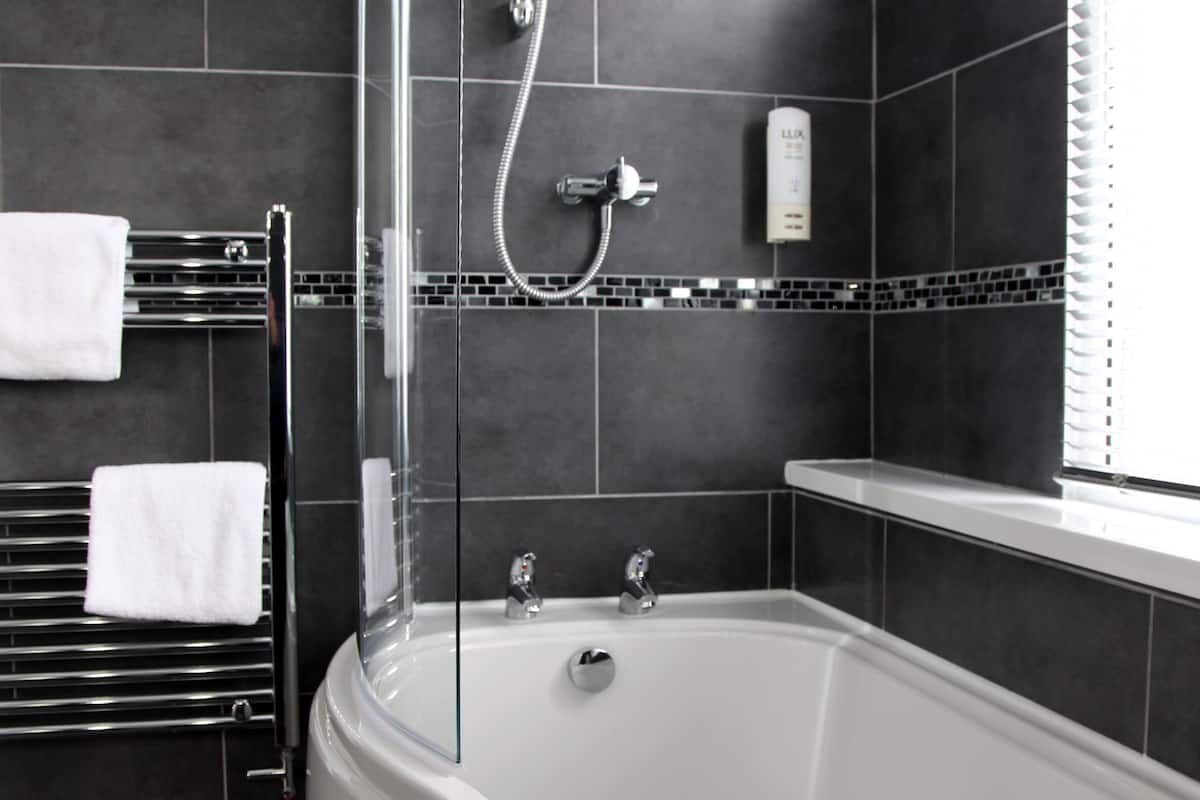 deluxe room, 1 double bed, non smoking | bathroom | combined shower/bathtub, free toiletries, hair dryer, towels