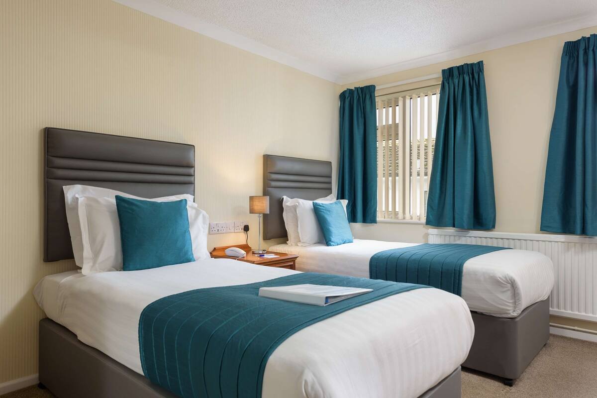 Comfort Room, 2 Twin Beds, Non Smoking | Desk, laptop workspace, soundproofing, iron/ironing board (on request)