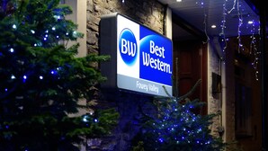 A sign for Best Western Fowey Valley hotel with a Christmas tree in front. - Best Western Fowey Valley (Lostwithiel)