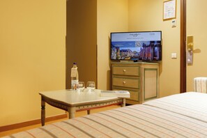 Suite – junior | Oppholdsområde | En 40-tommers LED-TV med førsteklasses TV-kanaler samt TV