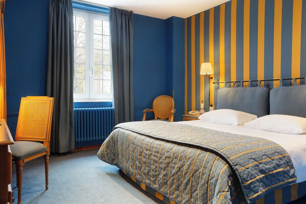 خزنة داخل الغرفة ومكتب وستائر تعتيم وتجهيزات عازلة للصوت