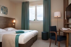 Habitación clásica con 2 camas individuales | Caja de seguridad en la habitación, escritorio y cortinas blackout 