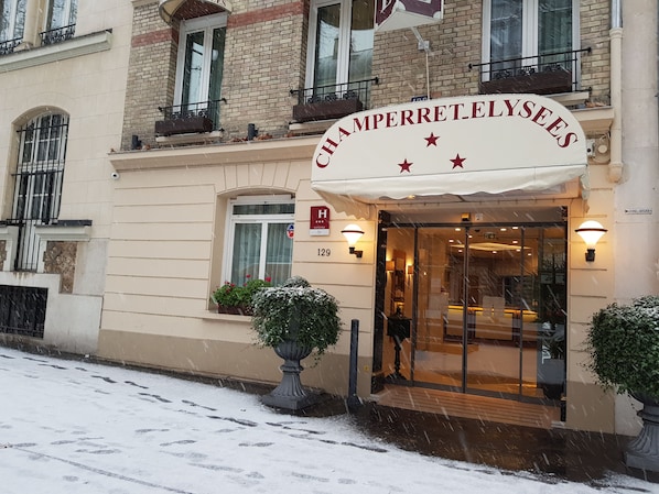 Vista frontal de la propiedad