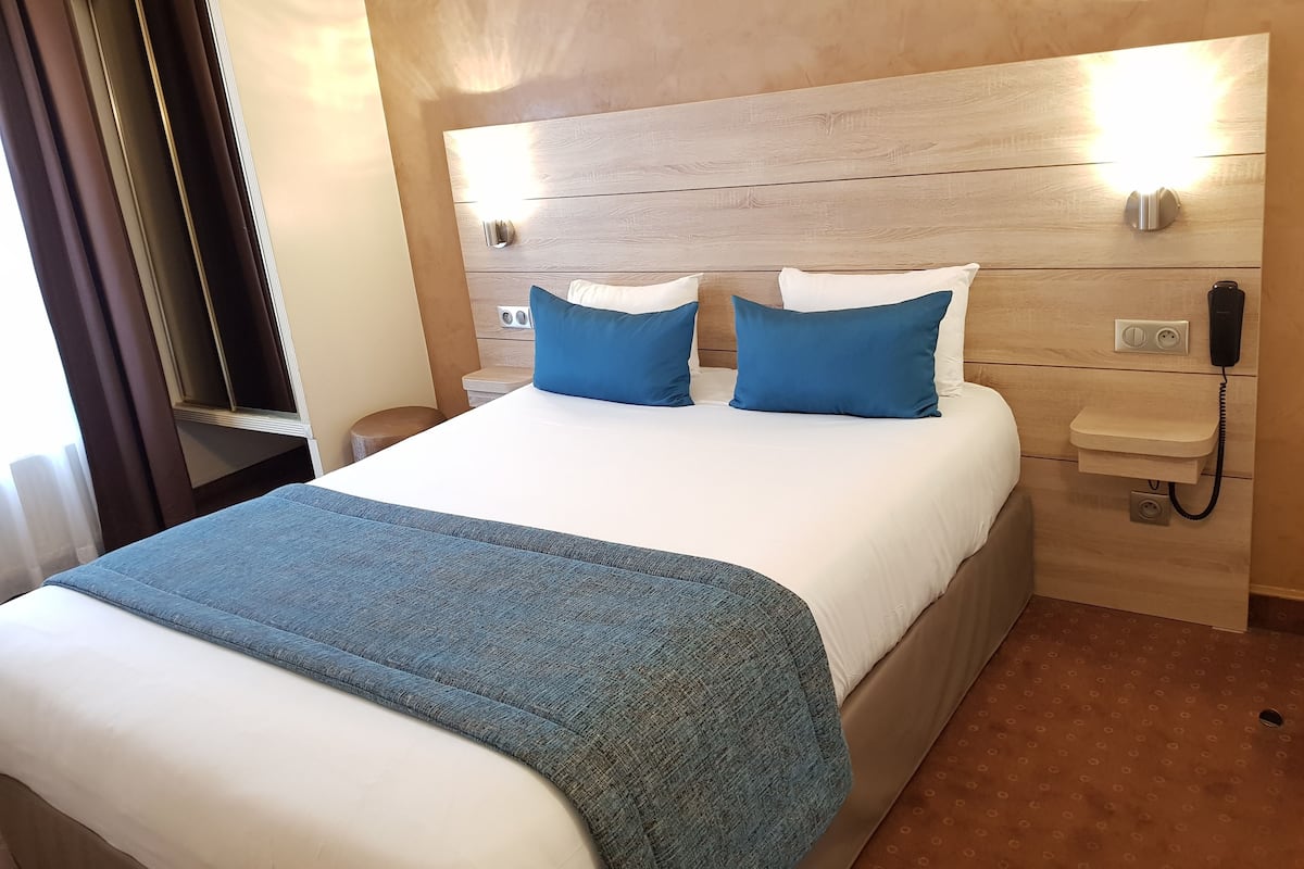 Traditional Double Room | Premium bedding, in-room safe, desk, blackout drapes