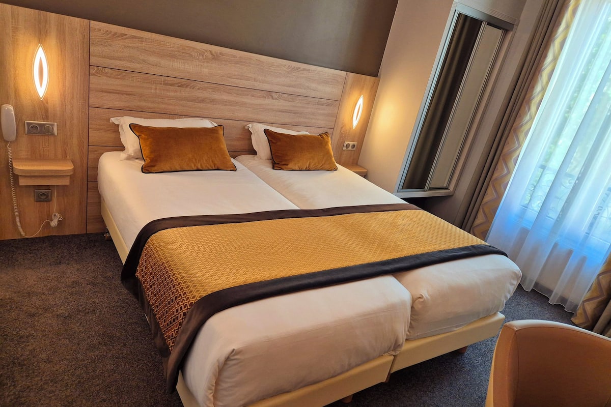 Room | Premium bedding, in-room safe, desk, blackout drapes