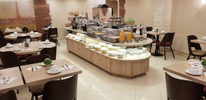 Desayuno buffet diario (EUR 18 por persona)