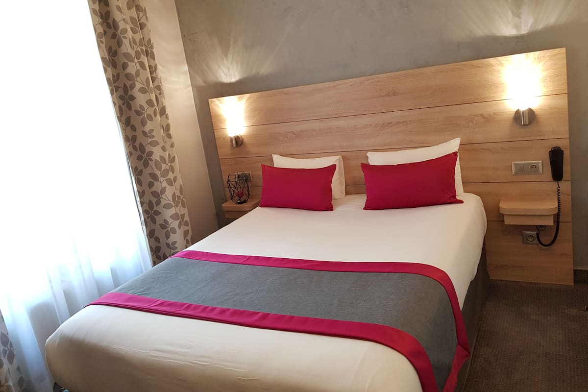 Economy Room | Premium bedding, in-room safe, desk, blackout drapes