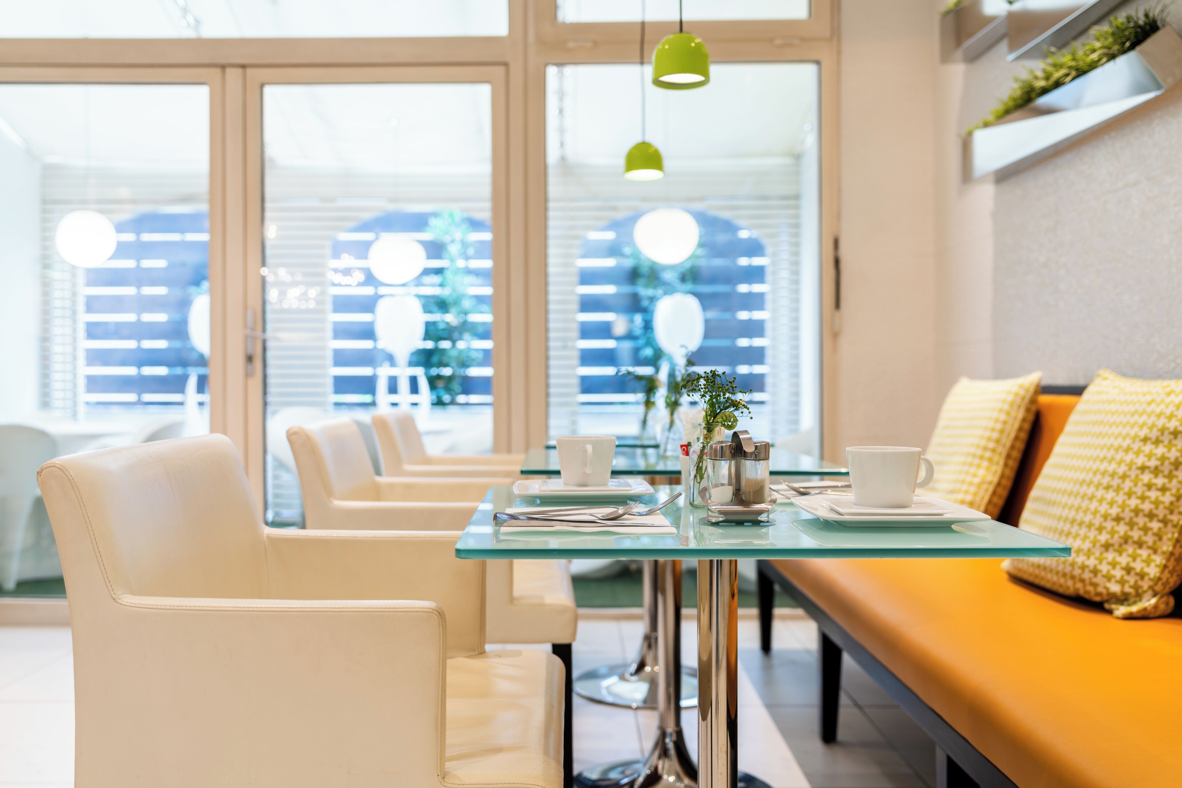 Petit déjeuner complet (16 EUR par personne)