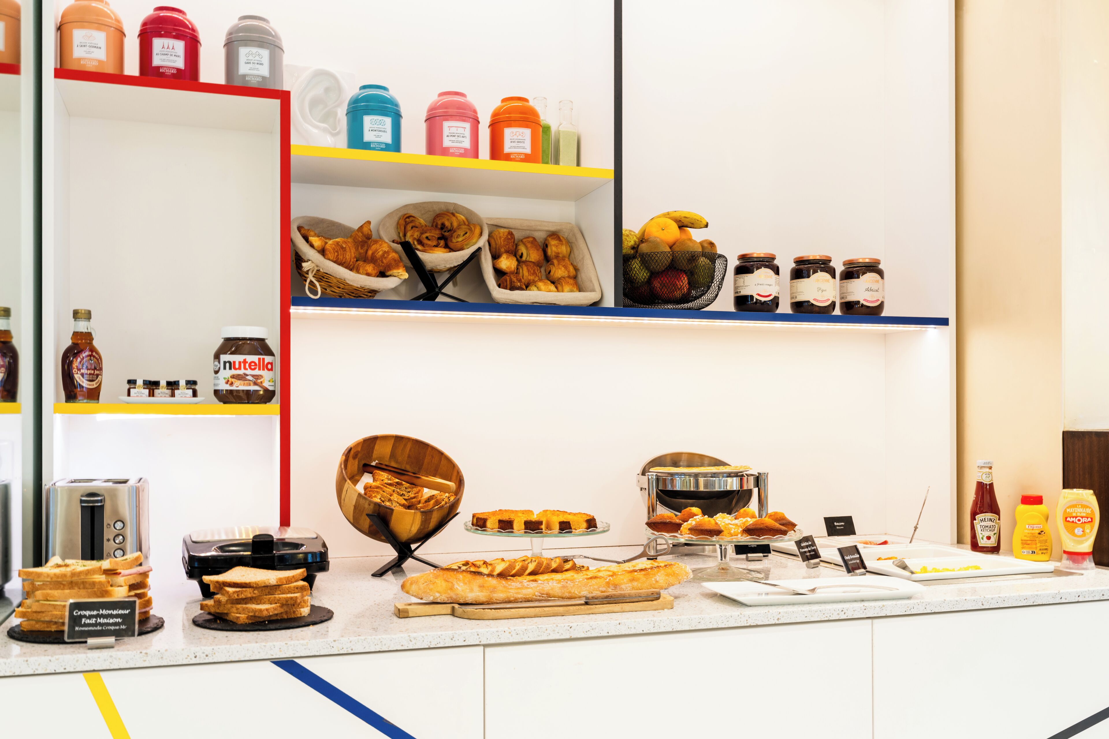 Ein reichhaltiges Frühstücksbuffet mit verschiedenen Speisen und Beilagen.