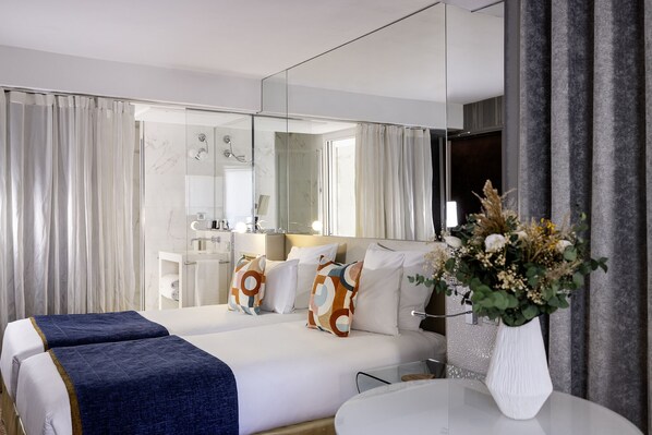Phòng Deluxe | Bộ đồ giường cao cấp, minibar, két bảo mật tại phòng, bàn 