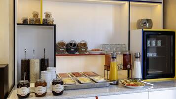 Un buffet de petit-déjeuner proposant une variété d’aliments et d’accompagnements.