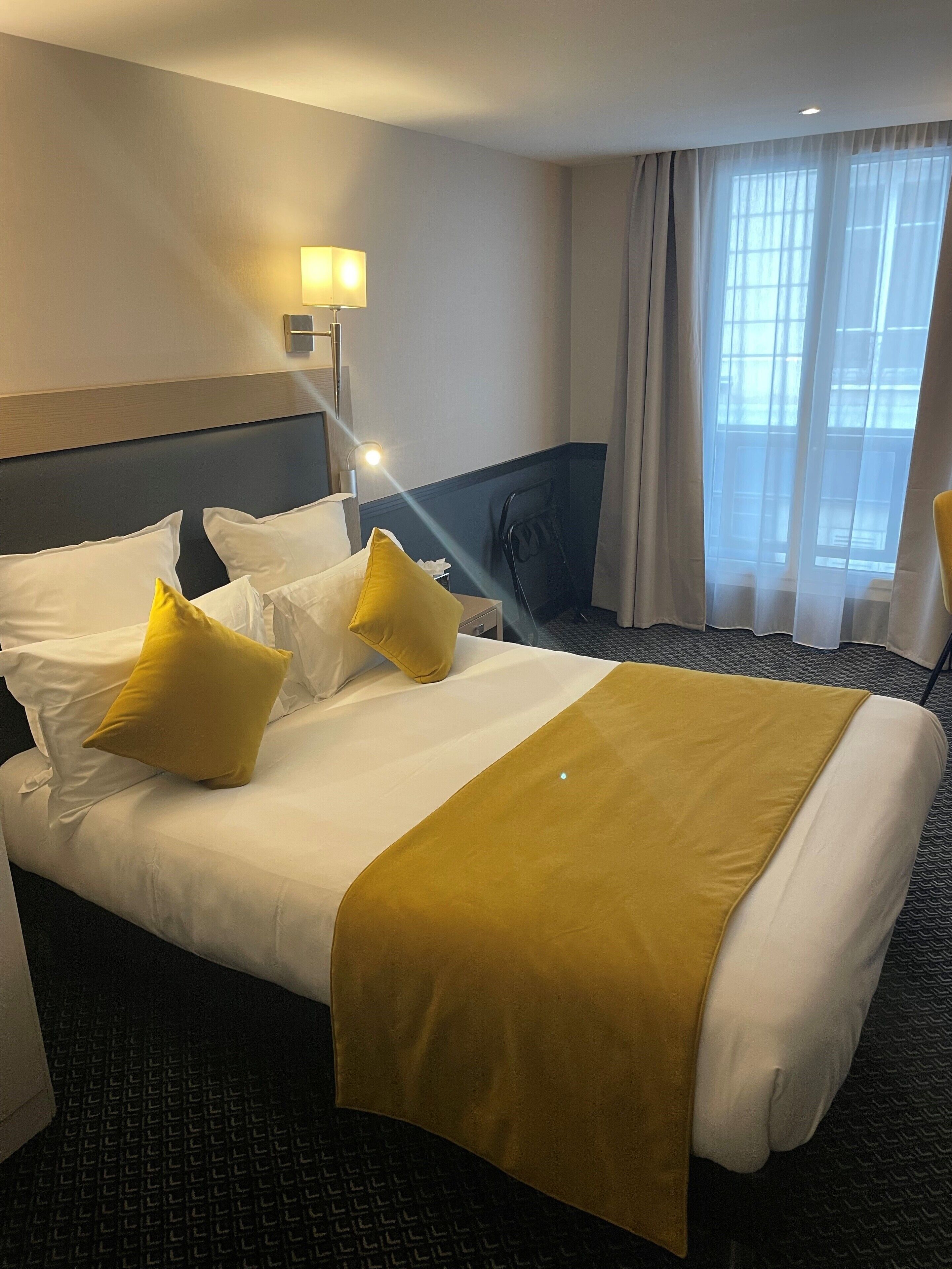 club room | minibar, in-room safe, desk, soundproofing