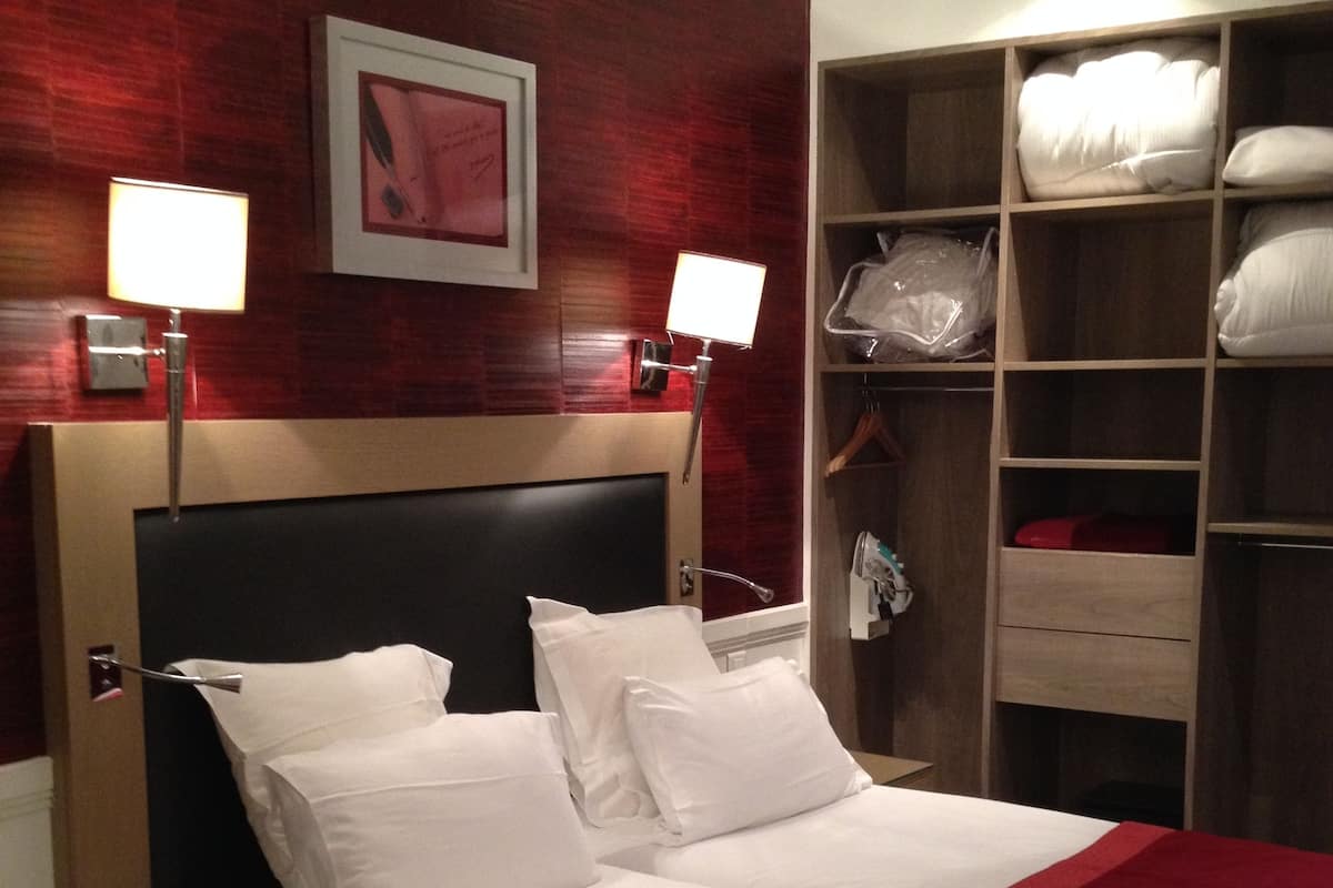 Camera Superior con letto matrimoniale o 2 letti singoli | Minibar, una cassaforte in camera, una scrivania, insonorizzazione
