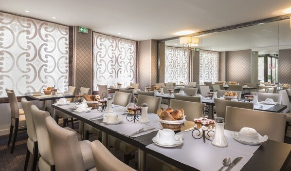 Petit déjeuner continental (16 EUR par personne)