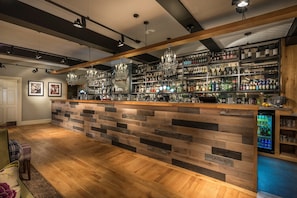 Serves lunch and dinner - The Golden Fleece Hotel, Thirsk, North Yorkshire (Thirsk)