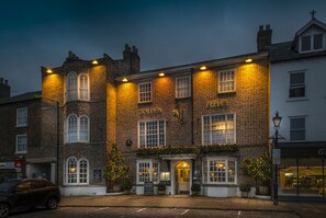 A historic building with a sign reading "GOLDEN FLEECE." - The Golden Fleece Hotel, Thirsk, North Yorkshire (Thirsk)