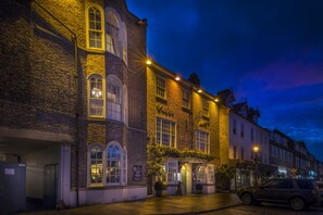 Fassade der Unterkunft – Abend/Nacht