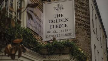 Un bâtiment sur lequel on peut lire l’inscription : « The Golden Fleece Hotel, Eatery & Coffee House ».