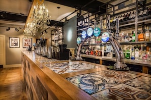 Serves lunch and dinner - The Golden Fleece Hotel, Thirsk, North Yorkshire (Thirsk)