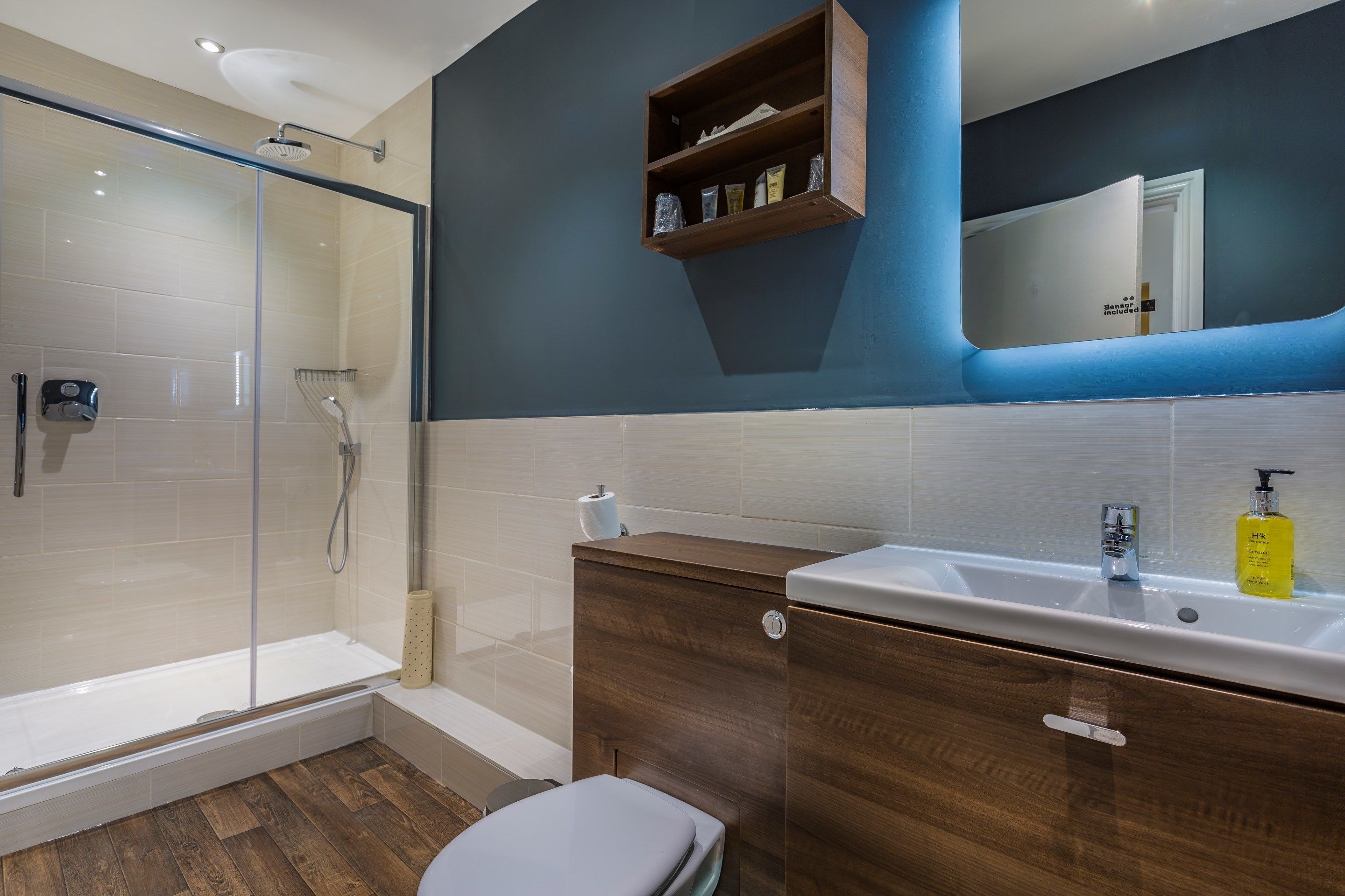 deluxe double room | bathroom | free toiletries, hair dryer, bathrobes, slippers