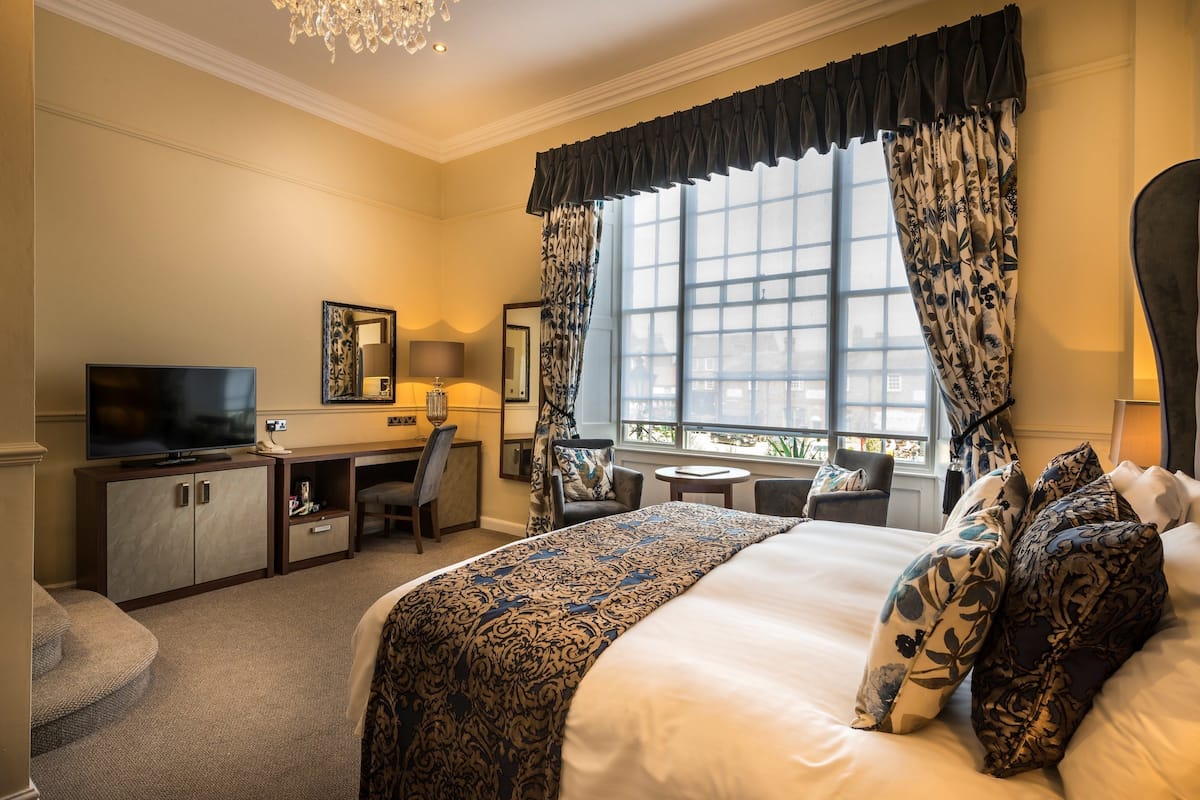 deluxe double room | 1 bedroom, desk, blackout curtains, iron/ironing board