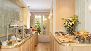 Frokostbuffé hver dag (EUR 23 per person)