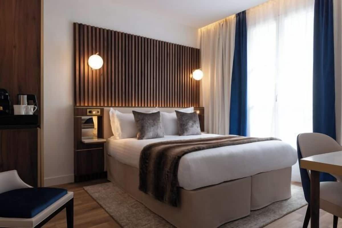 Premium bedding, pillow-top beds, minibar, in-room safe