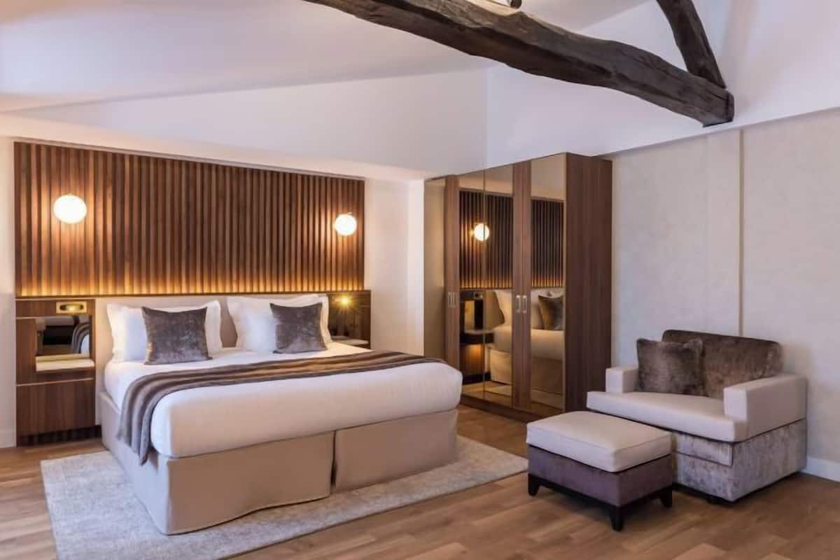 Premium bedding, pillowtop beds, minibar, in-room safe