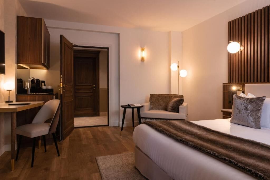 Suite – junior | Sengetøy av topp kvalitet, senger med overmadrass og minibar