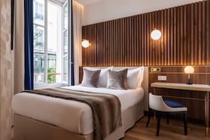 Single Room | Premium bedding, pillow-top beds, minibar, in-room safe - Hotel Lord Byron (Paris)