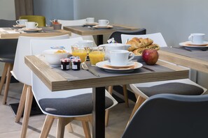 Daily continental breakfast (EUR 14 per person)