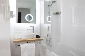 Triple Room | Bathroom | Combined shower/tub, free toiletries, hair dryer, towels - Hotel Moulin Vert (Paris)