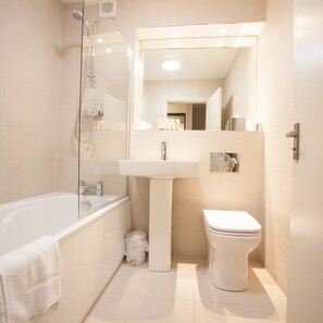 Combined shower/tub, hair dryer, towels, soap - The Old Manor Hotel (Leven)