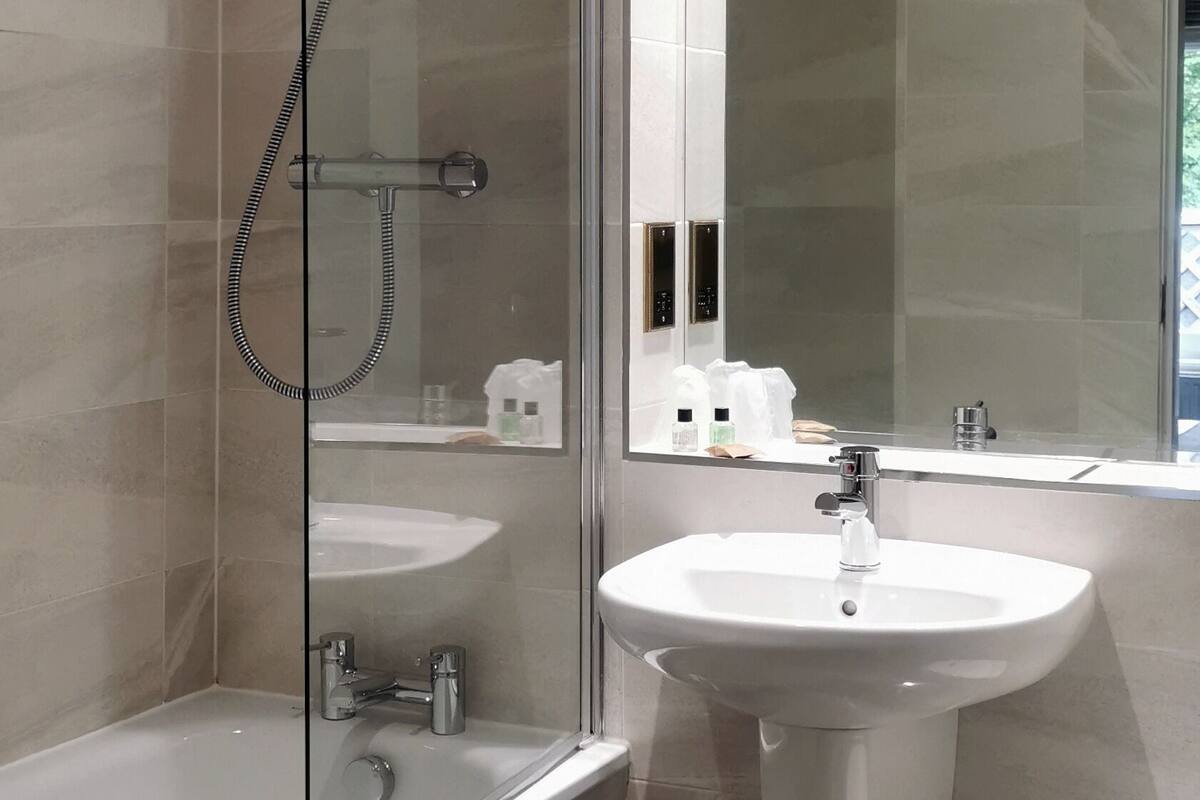 classic, sea view room | bathroom | combined shower/bathtub, hair dryer, towels, soap