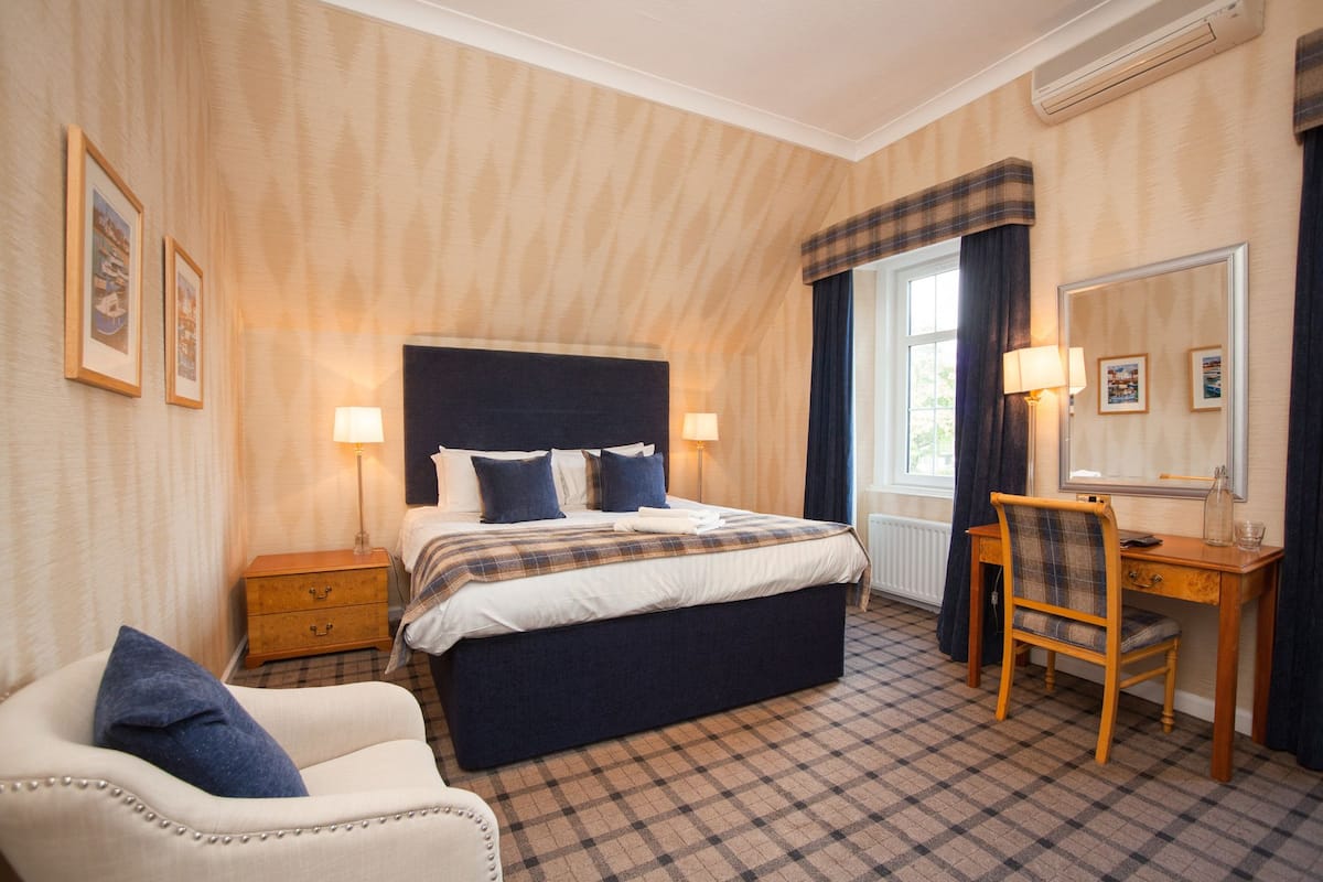 standard, accessible room | individually decorated, individually furnished, desk, laptop workspace