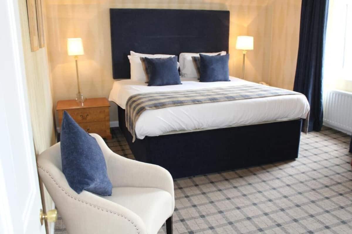 classic double or twin room | bathroom | combined shower/bathtub, hair dryer, towels, soap